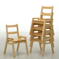 Chaises empilables en bois